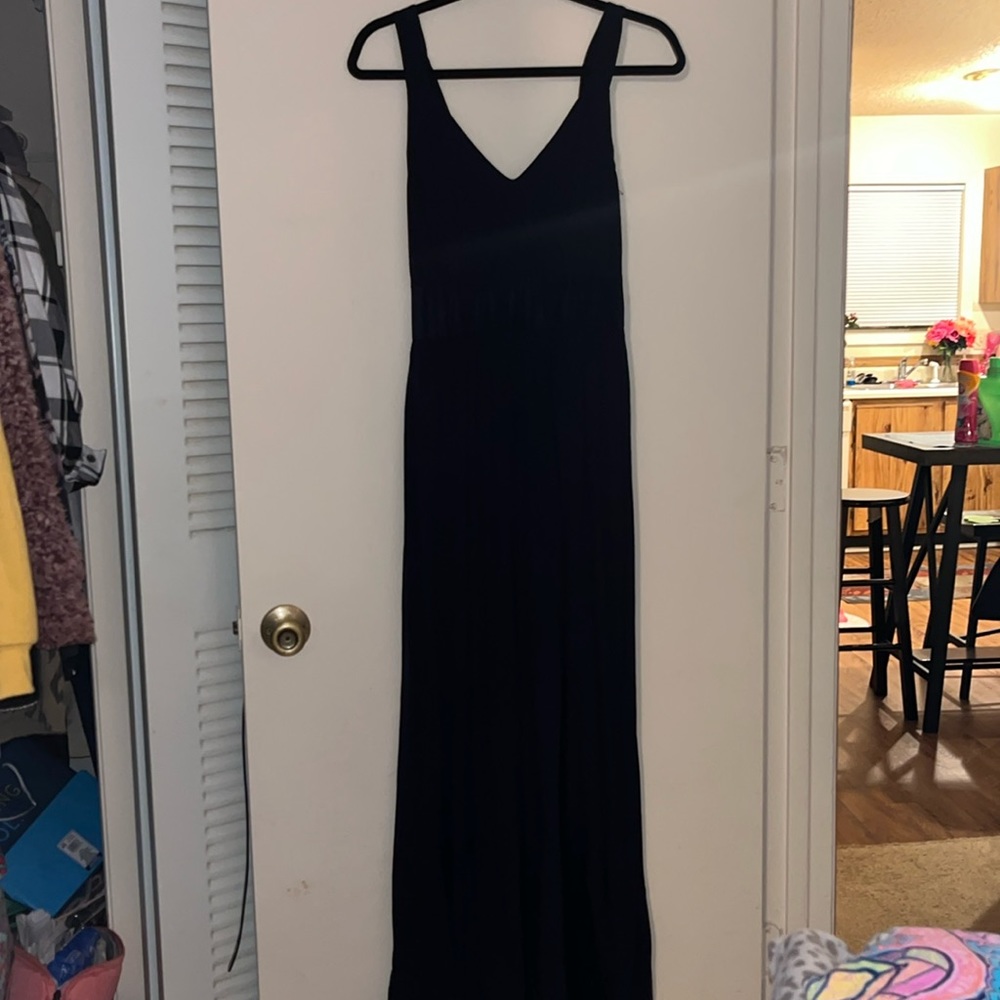 Hey, guys! I’m selling a long, black maxi dress size 0 in women’s.
